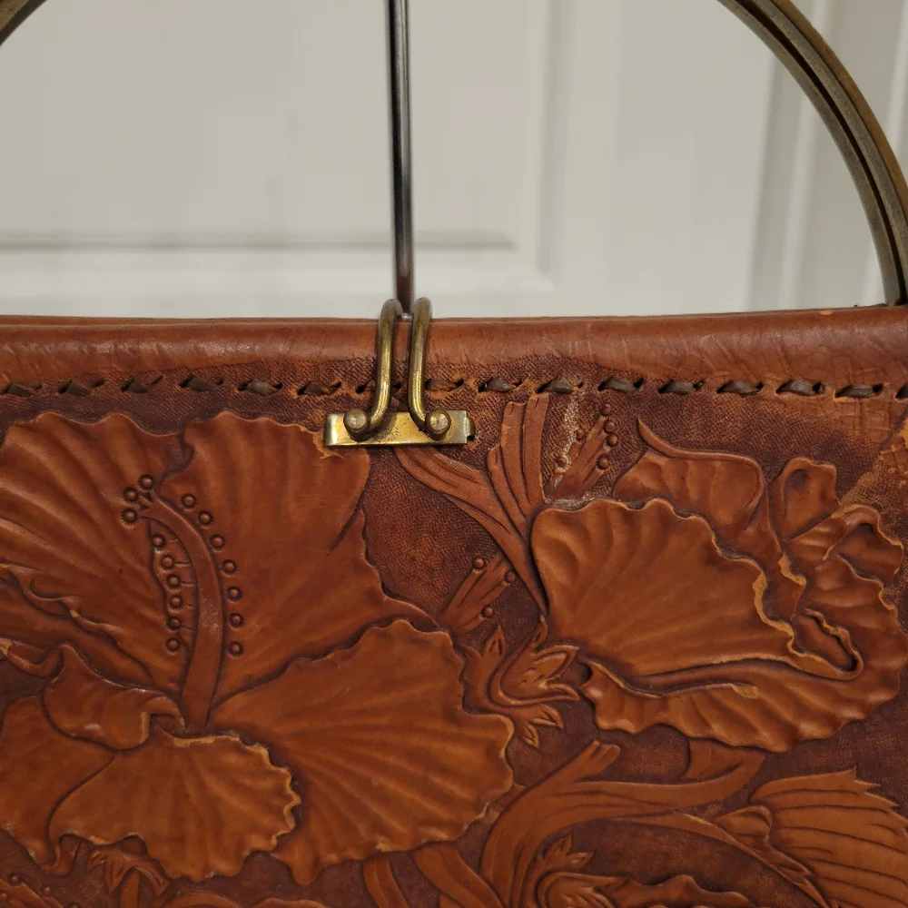 VINTAGE LEATHER HAND TOOLED PURSE WITH SUEDE INTERIOR. BRASS HARDWARE - Picture 13 of 15